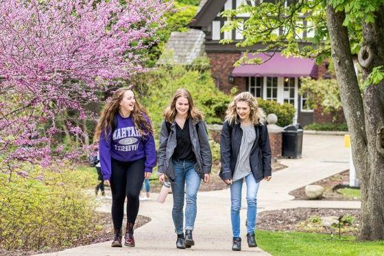 Photo of three Chatham University students walking outside on 足球波胆平台